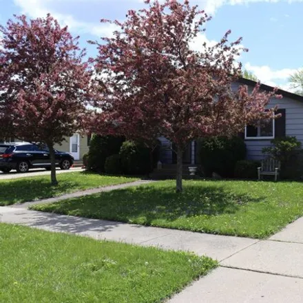 Buy this studio house on 1046 West Cecil Street in Neenah, WI 54956