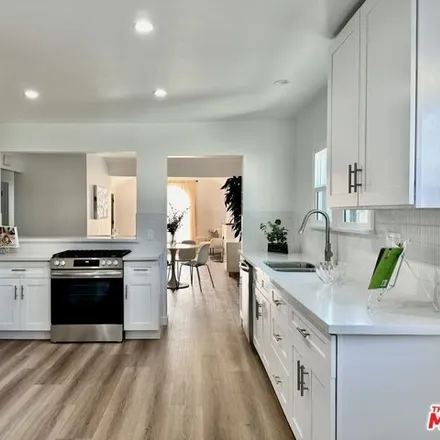 Image 4 - 7810 Brighton Ave, Los Angeles, California, 90047 - House for sale