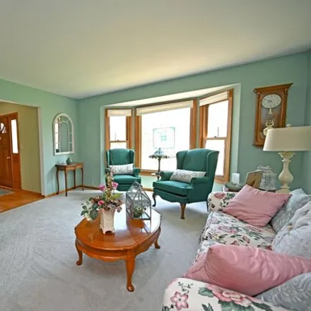 Image 2 - N59W35555 Surrey Drive, Okauchee Lake, Oconomowoc, WI 53066, USA - House for sale