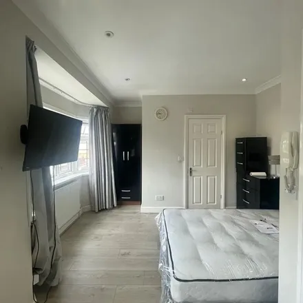 Image 9 - Cantley Gardens, London, IG2 6QB, United Kingdom - Apartment for rent