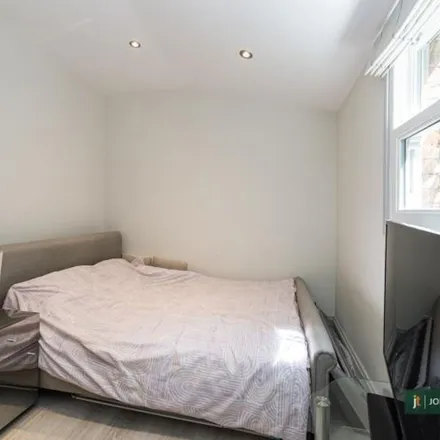 Image 3 - 24-44 Willow Vale, London, W12 0PA, United Kingdom - Apartment for rent
