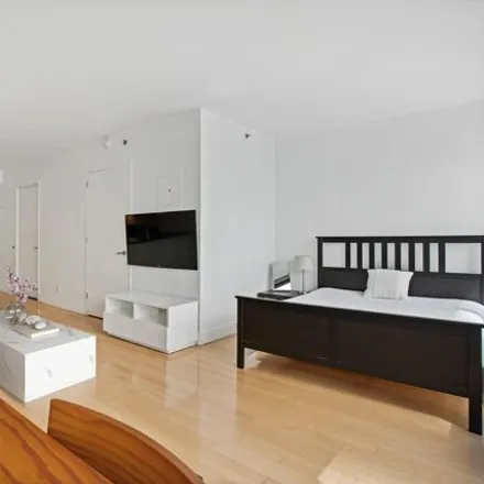 Image 2 - 242 East 25th Street, New York, NY 10010, USA - House for sale