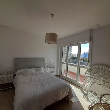Rent this 3 bed apartment on Avenida de Enrique Mowinckel in 46, 39770 Laredo