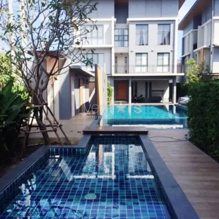 Rent this 4 bed apartment on Duang Phithak Road in Khlong Toei District, Bangkok 10330