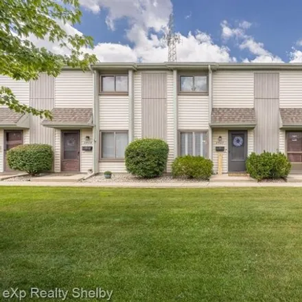 Buy this 2 bed townhouse on 2547 Samoset Rd in Royal Oak, Michigan
