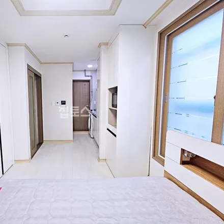 Rent this studio apartment on 부산광역시 수영구 광안동 120-215
