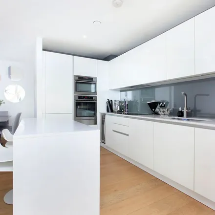 Image 3 - Lombard Wharf, 12 Lombard Road, London, SW11 3GP, United Kingdom - Apartment for rent