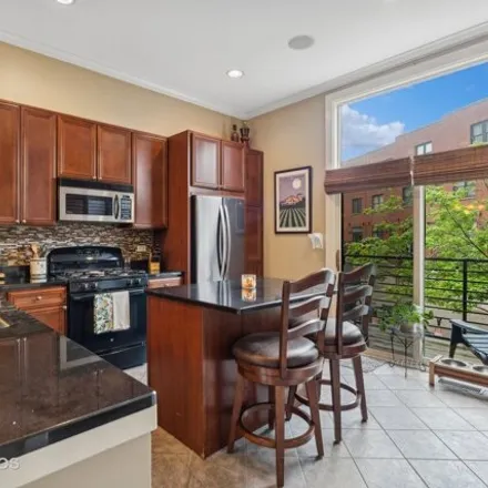 Image 6 - 2302 West Wolfram Street, Chicago, IL 60618, USA - House for sale