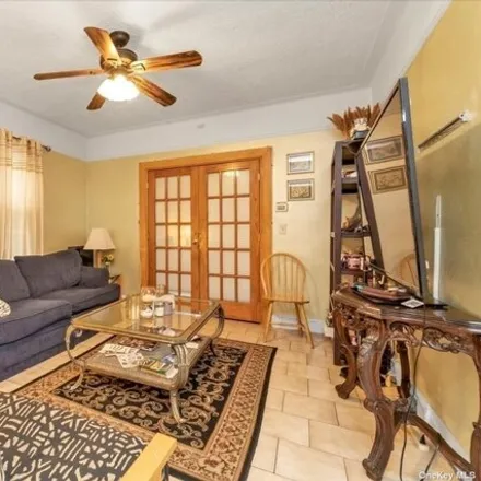 Image 2 - 7-27 125th Street, New York, NY 11356, USA - House for sale