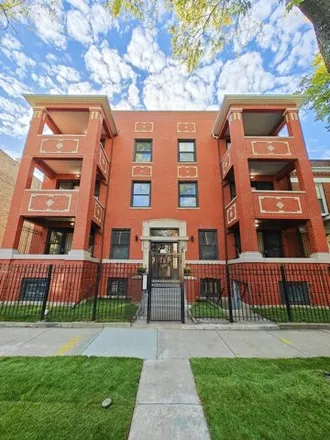 Rent this 3 bed condo on 6022-6024 South Eberhart Avenue in Chicago, IL 60637