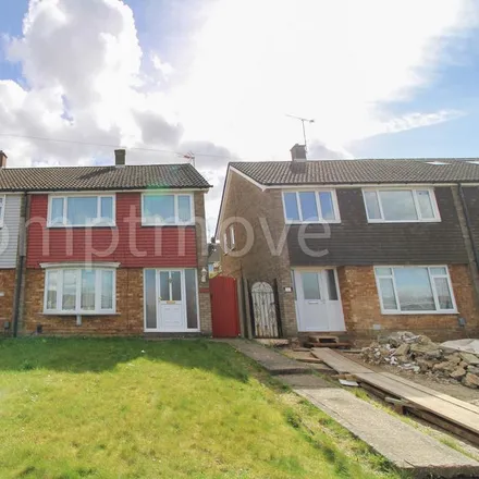 Rent this 3 bed duplex on Wheatfield Road in Luton, LU4 0SY