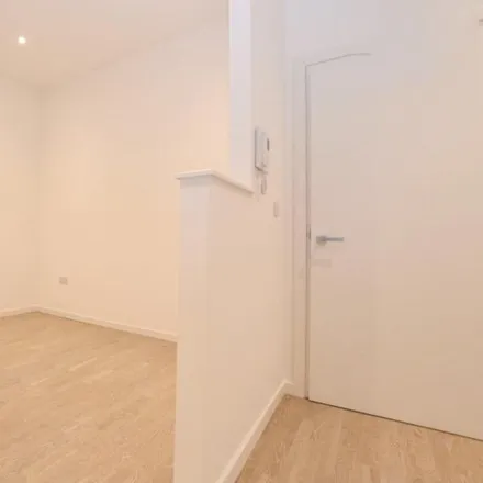 Image 4 - Riverbank Way, London, TW8 9ZD, United Kingdom - Apartment for rent