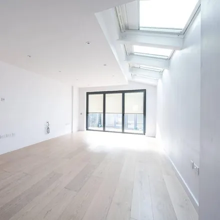 Rent this 4 bed townhouse on William Road in London, SW19 3PL