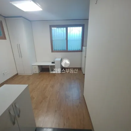 Rent this studio apartment on 서울특별시 관악구 봉천동 703-13