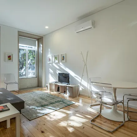 Rent this 1 bed apartment on Avenida de Rodrigues de Freitas in 4000-500 Porto, Portugal