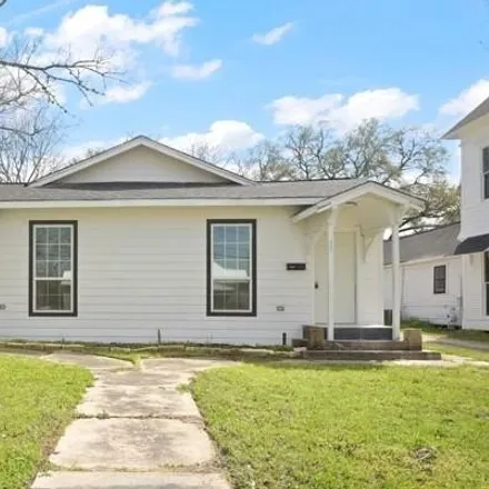 Buy this 3 bed house on 948 East Washington Avenue in Navasota, TX 77868