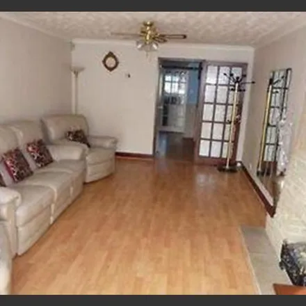 Image 5 - Rosslyn Close, London, UB3 2SX, United Kingdom - Townhouse for rent