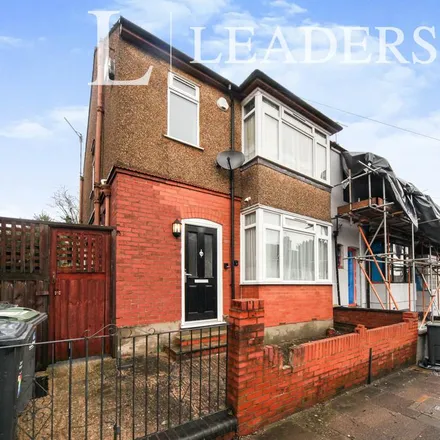 Rent this 4 bed townhouse on Ferndale Road in Luton, LU1 1PF