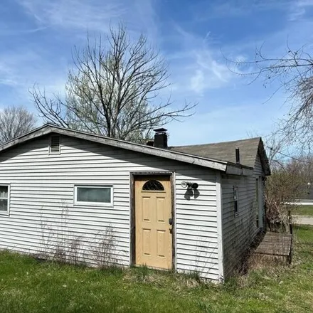 Buy this 3 bed house on 445 Warren Road in Mansfield, OH 44906