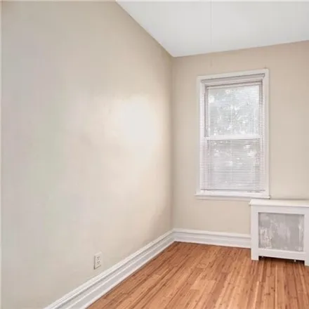 Image 5 - 1051 East 214th Street, New York, NY 10469, USA - House for sale