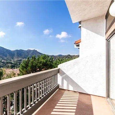 Image 2 - 1572 Michael Lane, Los Angeles, CA 90272, USA - Townhouse for sale