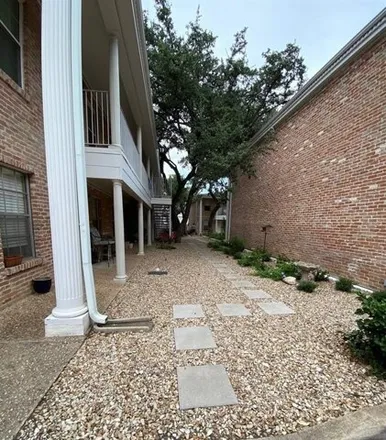 Image 2 - 1240 Barton Hills Drive, Austin, TX 78704, USA - Condo for rent