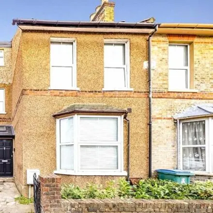 Rent this studio house on 28 Woodford Road in North Watford, WD17 1PB