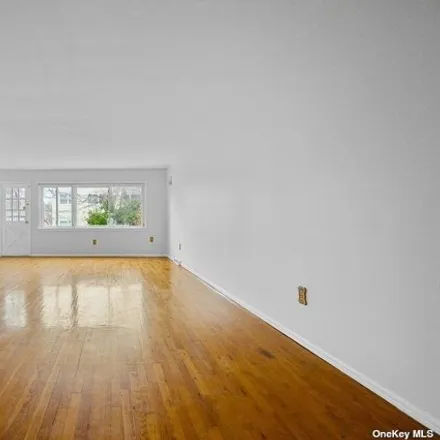 Image 3 - 223-04 59th Avenue, New York, NY 11364, USA - House for sale