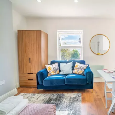 Rent this studio apartment on 119 Warwick Road in London, SW5 9UB