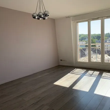 Rent this 2 bed apartment on 12 Avenue des Platanes in 92140 Clamart, France