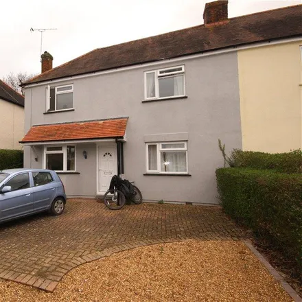 Rent this 6 bed duplex on 16 Lincoln Road in Guildford, GU2 9TJ