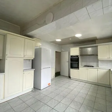 Image 5 - Somersby Gardens, London, IG4 5EA, United Kingdom - House for rent