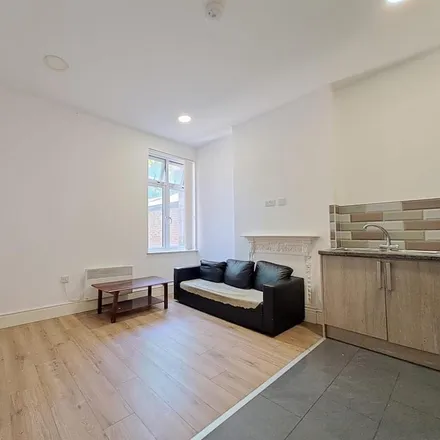 Image 2 - NatWest, Woodcote Road, London, SM6 0LY, United Kingdom - Apartment for rent
