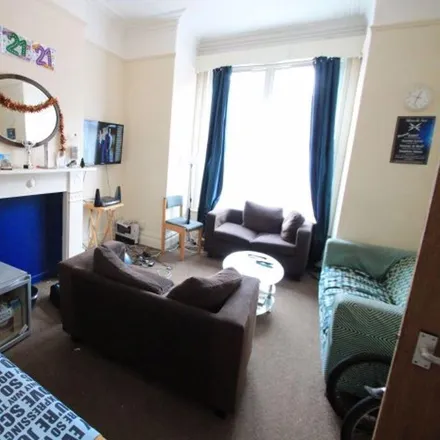 Rent this 6 bed house on Brudenell Avenue in Leeds, LS6 1HU