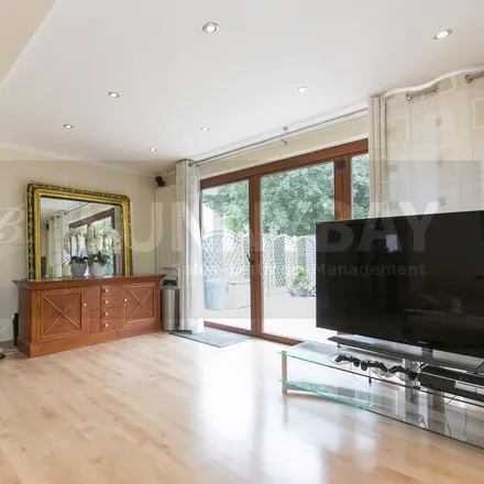 Image 4 - 14 Firstway, Cottenham Park, London, SW20 0JD, United Kingdom - Townhouse for rent