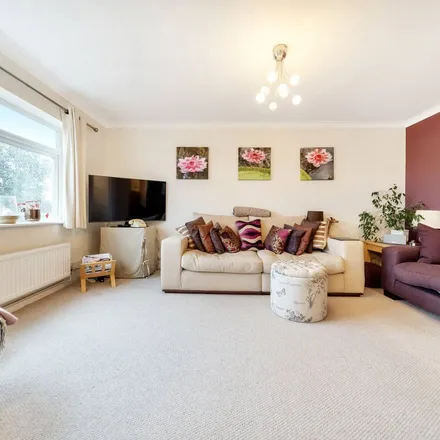 Image 3 - White Court, 7-12 Thornton Close, Guildford, GU2 9XE, United Kingdom - Apartment for rent