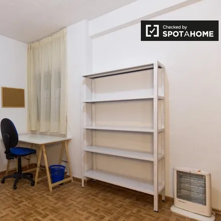 Rent this 4 bed room on La librería de Nieves in Calle Gonzalo Gallas, 18003 Granada