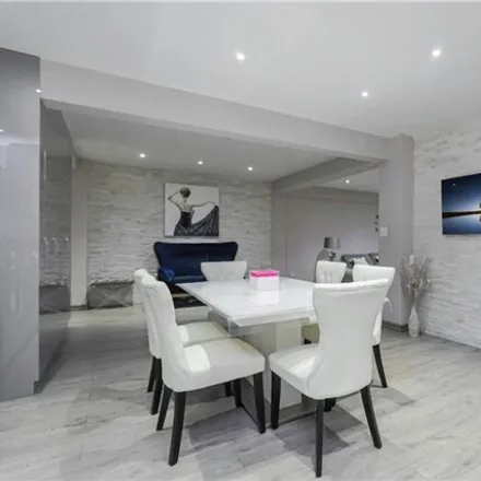 Image 7 - 10 Margaret Court, New York, NY 11235, USA - Apartment for sale