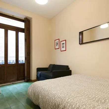 Image 6 - Montmarte, Carrer de Sant Martí, 46001 Valencia, Spain - Apartment for rent