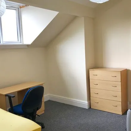 Rent this 5 bed townhouse on Spring Grove Walk in Leeds, LS6 1RR