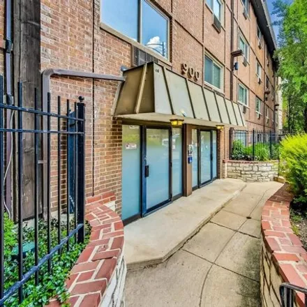 Buy this 1 bed condo on 900 West Fullerton Avenue in Chicago, IL 60614