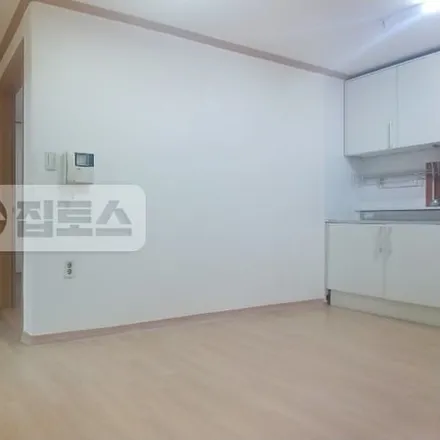 Rent this 3 bed apartment on 서울특별시 송파구 석촌동 284-9