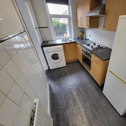 Image 3 - Armley Lodge Road, Leeds, LS12 2AS, United Kingdom - Townhouse for rent