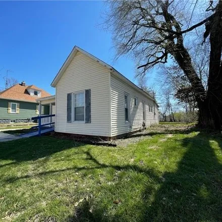 Image 2 - 384 West Tyler Avenue, Charleston, IL 61920, USA - House for sale