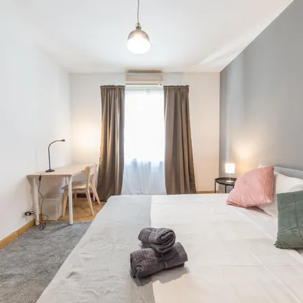 Rent this 5 bed room on Peluquería D-Dos in Calle de Juan Duque, 28005 Madrid