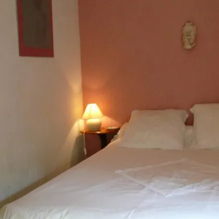 Rent this 3 bed townhouse on unknown Rue du Général et Lieutenant Lavergne in 47300 Bias, France