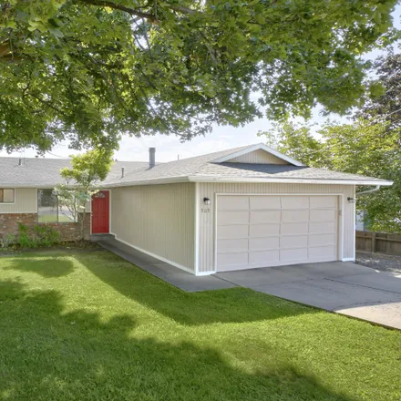 Buy this 3 bed house on 909 South 34th Avenue in Yakima, WA 98902