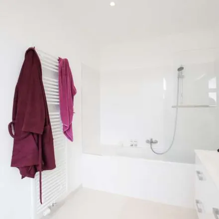 Rent this 5 bed apartment on Avenue de Juillet - Julilaan 118 in 1200 Woluwe-Saint-Lambert - Sint-Lambrechts-Woluwe, Belgium