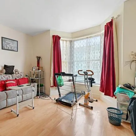 Image 3 - Kenilworth Gardens, Seven Kings, London, IG3 8DU, United Kingdom - House for sale