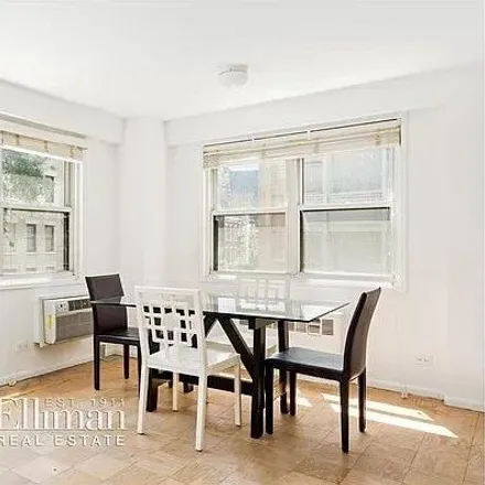 Image 2 - 3 Sheridan Square, New York, NY 10014, USA - Apartment for rent